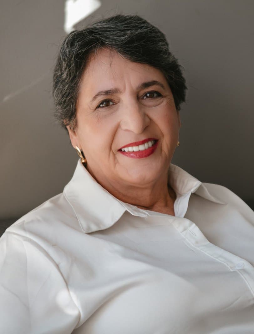 Adenir Pamplona, Gerente Financeira.