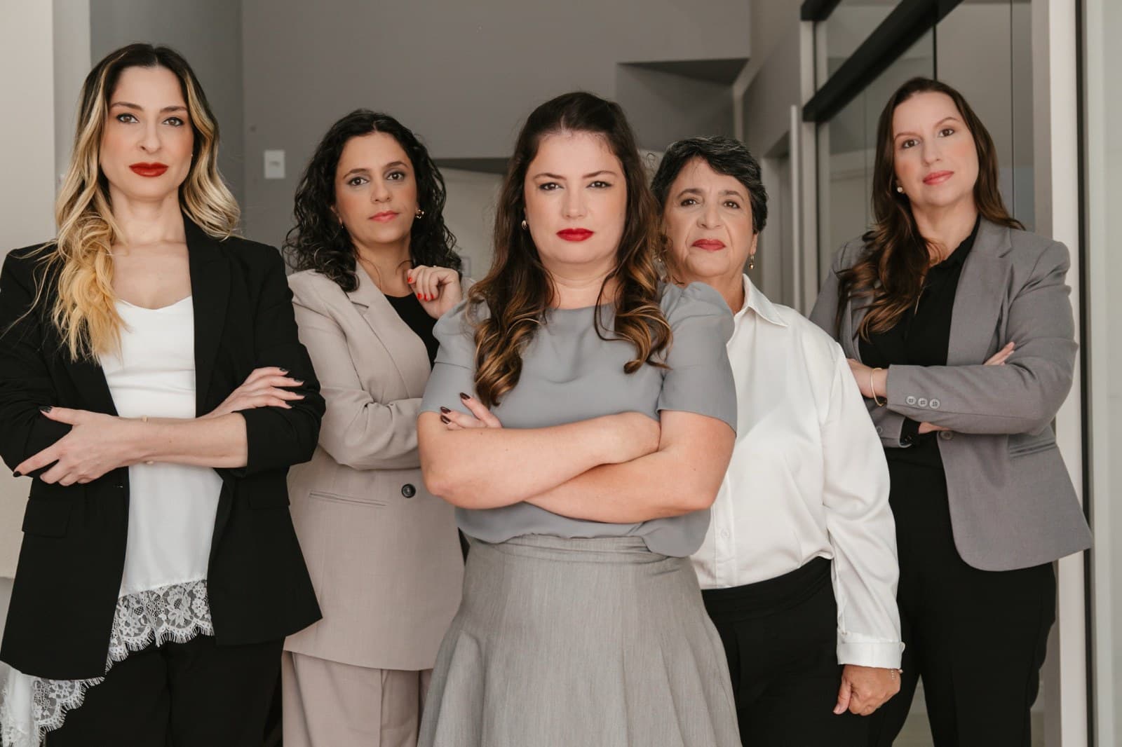 Equipe da Pamplona Advocacia reunida em pé, lado a lado, no escritório.